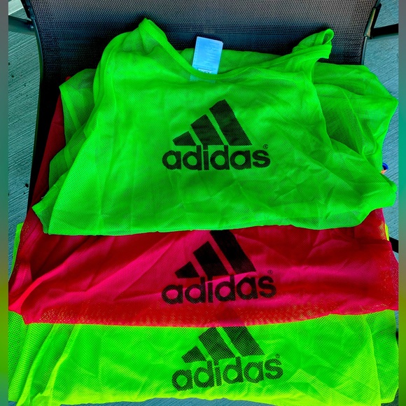 25 Adidas Youth Soccer Pinnies - Picture 1 of 7
